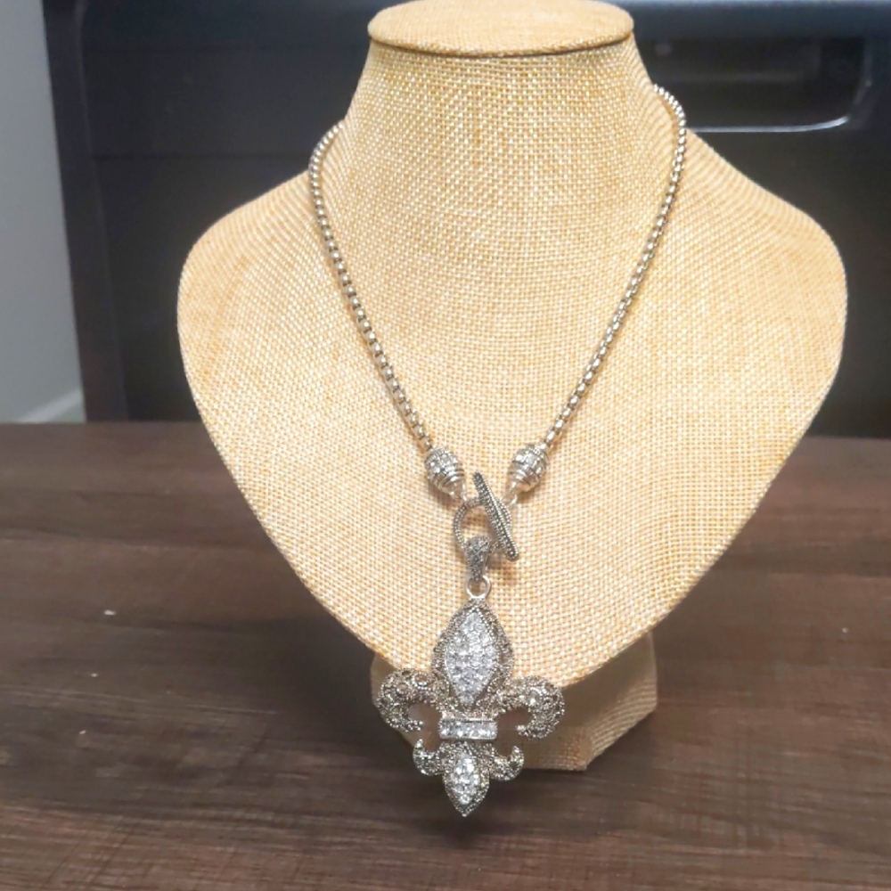 Elegant Silver Fleur-de-Lis Pendant Necklace
